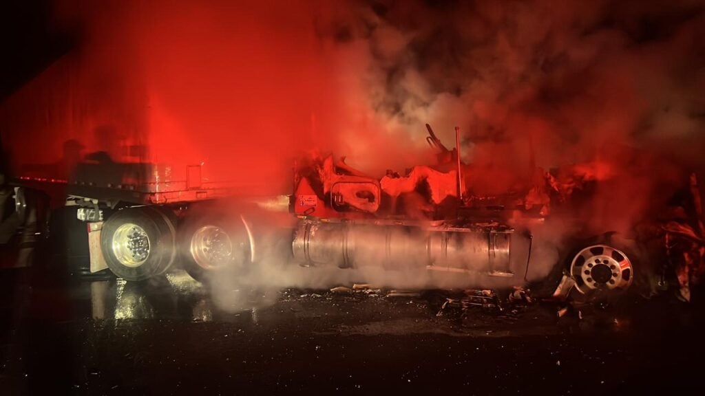 Tráiler dañado por el incendio.