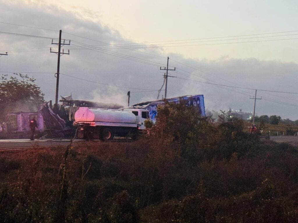 Tráileres bloqueando la autopista Mazatlán-Culiacán, en Elota.