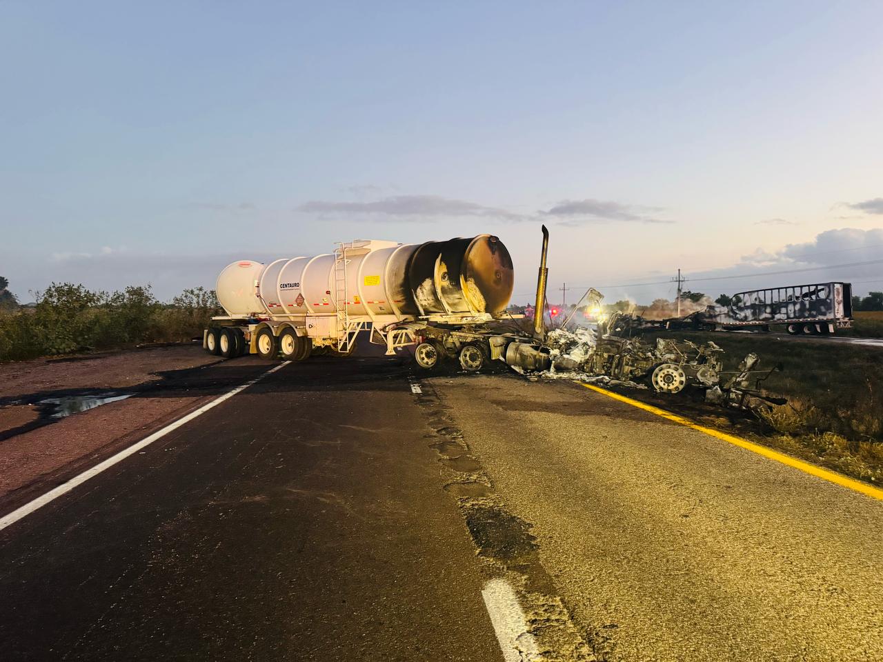 Tráileres bloqueando la autopista Mazatlán-Culiacán, en Elota.