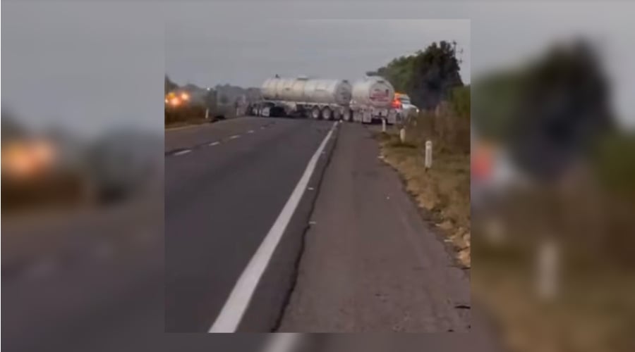 Tráileres bloqueando la autopista Mazatlán-Culiacán, en Elota.