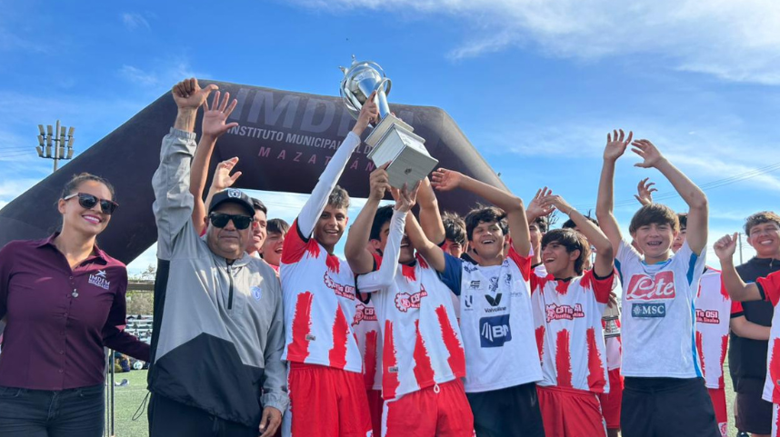 Futbolistas de CBTis 51 celebran triunfo de campeonato