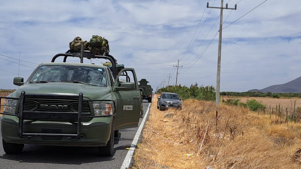 Ejército Mexicano en el lugar donde se encuentra la camioneta abandonada.