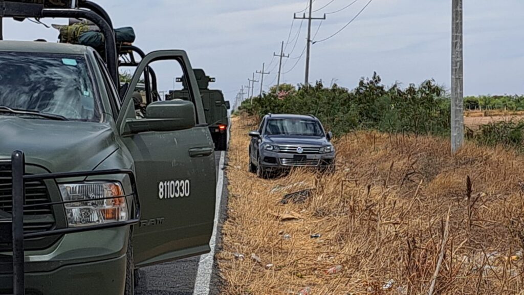 Ejército Mexicano en el lugar donde se encuentra la camioneta abandonada.