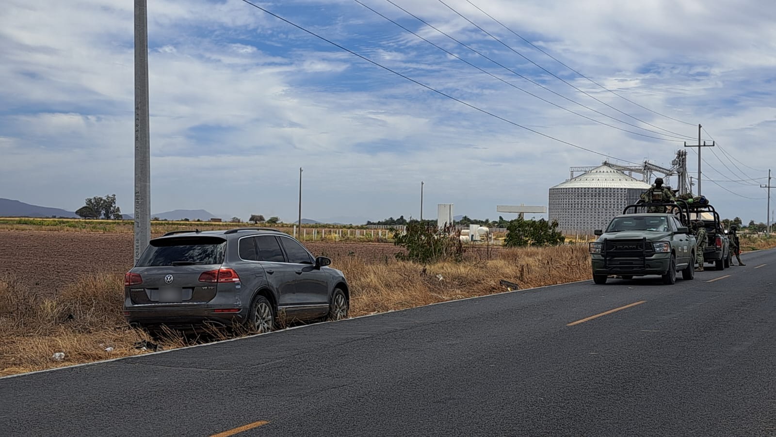 Camioneta abandonada sobre la carretera Angostura-La Reforma.