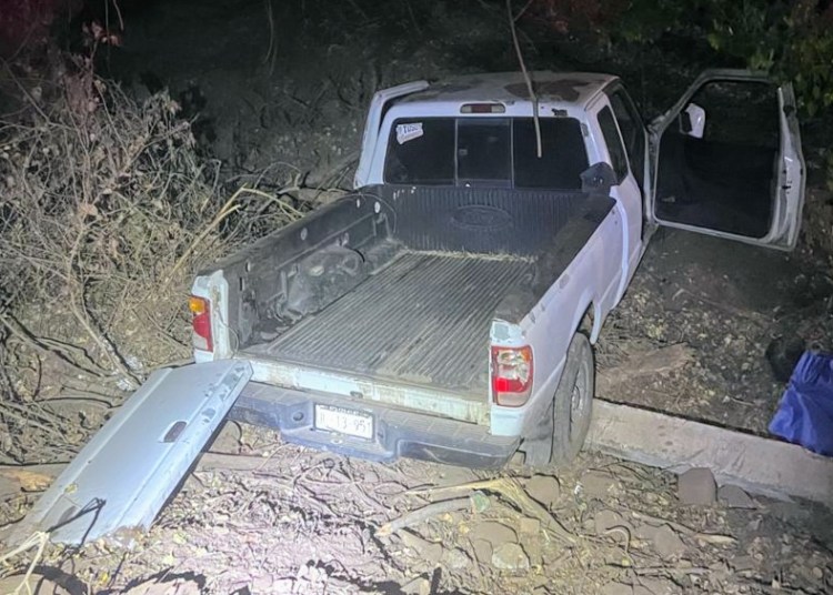 Camioneta en la que viajaban los dos hombres, quien perdió la vida y quien resultó lesionado.