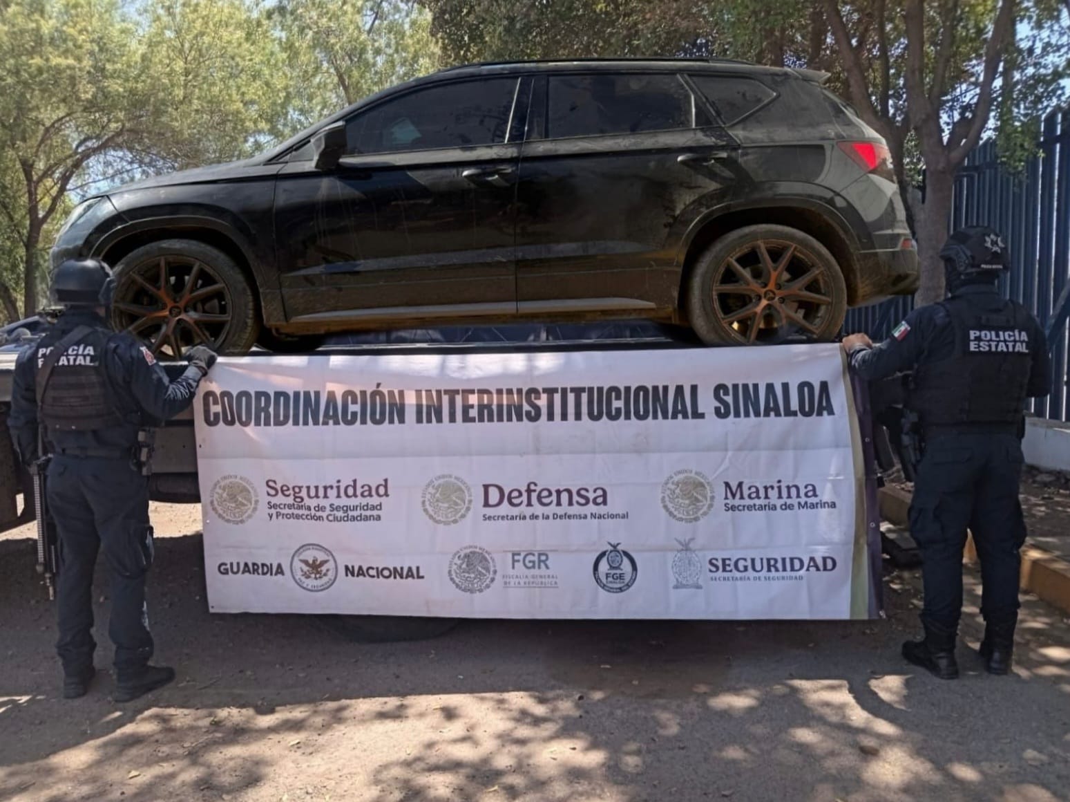 Camioneta asegurada por elementos de la Policía Estatal Preventiva en Angostura.