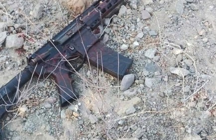 Arma tira en el piso tras enfrentamiento