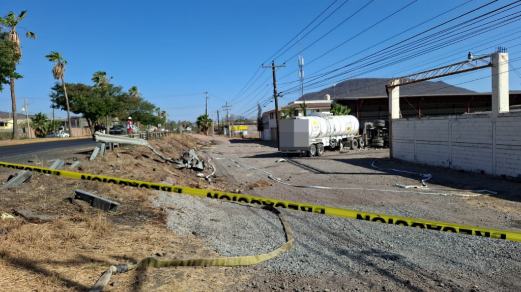 Chofer de tráiler derrumba una caseta y deja a una mujer sin vida y dos lesionados al sur de Culiacán