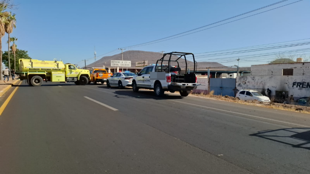 Chofer de tráiler derrumba una caseta y deja a una mujer sin vida y dos lesionados al sur de Culiacán