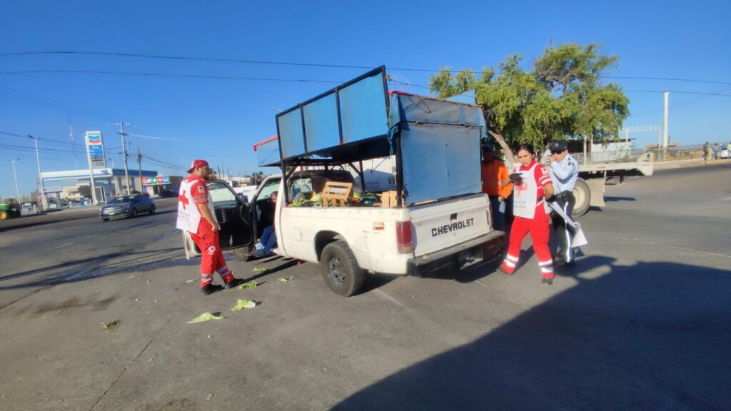 Paramédicos de Cruz Roja auxiliando a uno de los lesionados.
