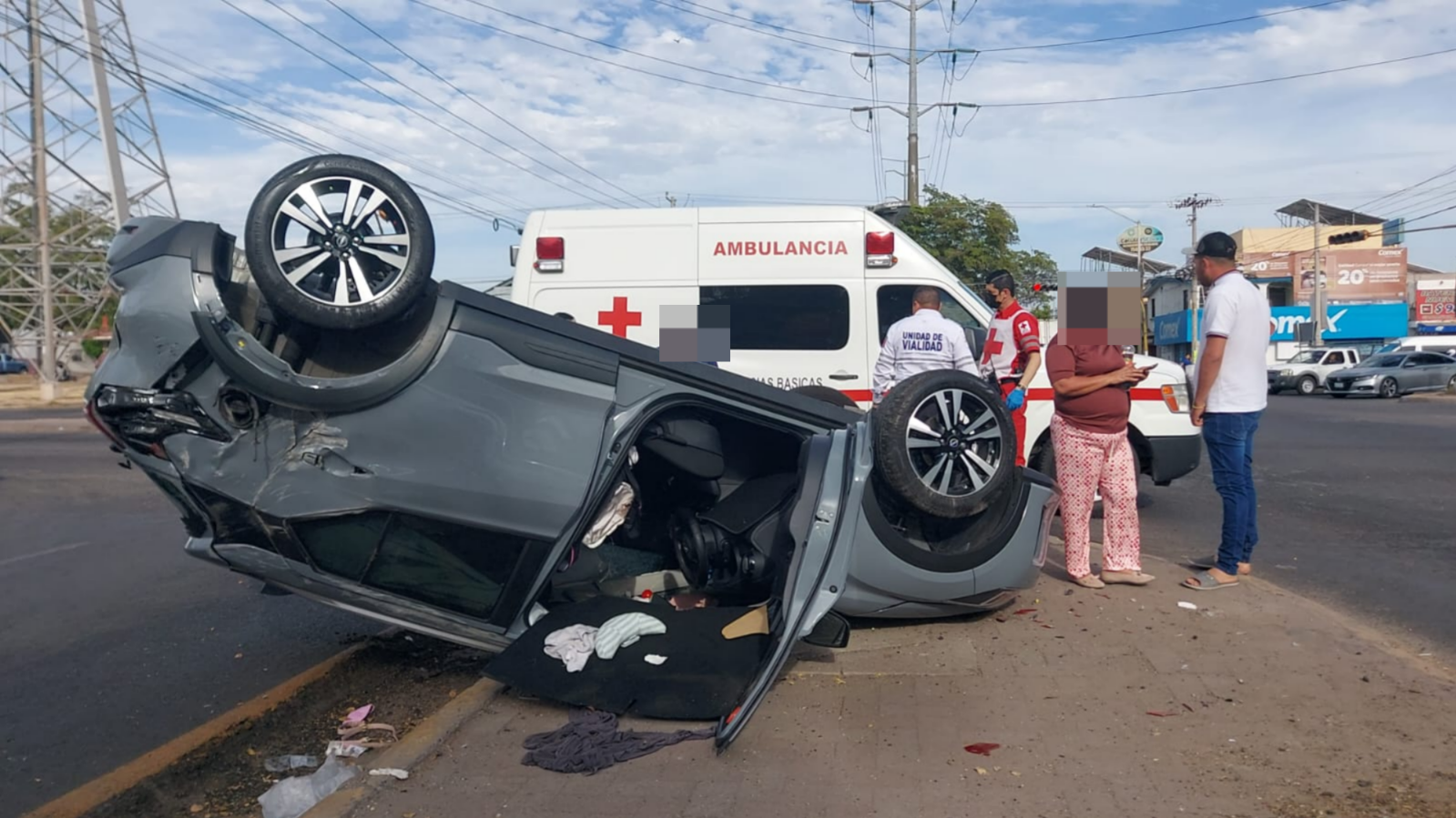 Choque y volcadura deja a madre e hija con lesiones leves al norte de Culiacán