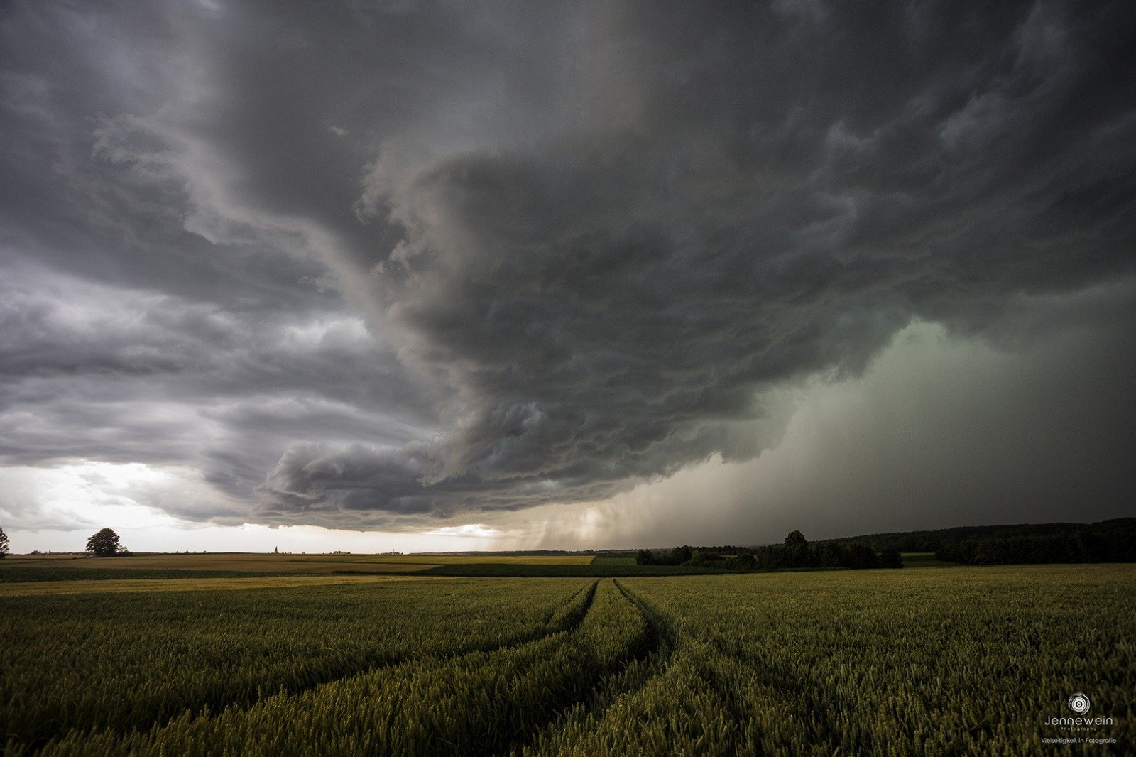 Cielo nublado en un campo abierto.