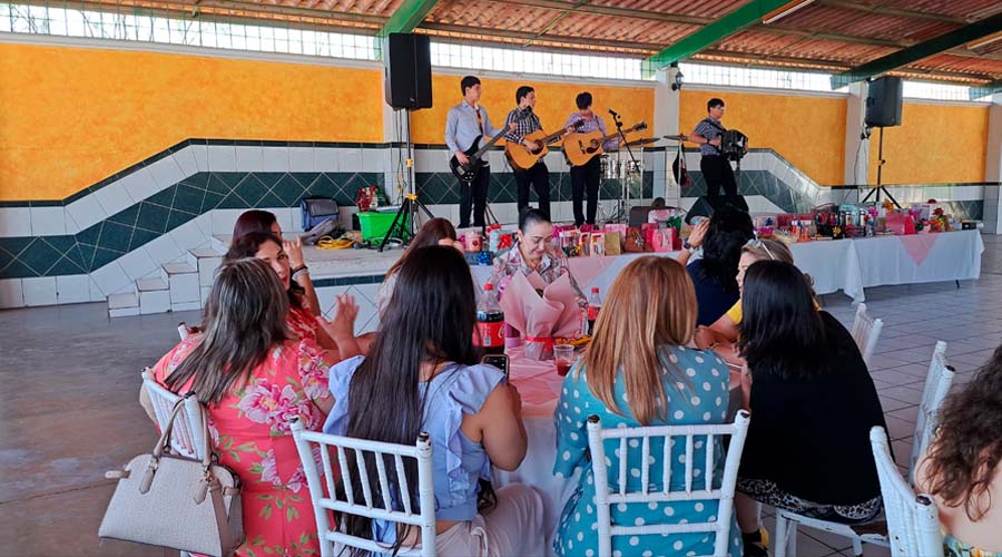 Con banda celebran a mamás de Los Mochis