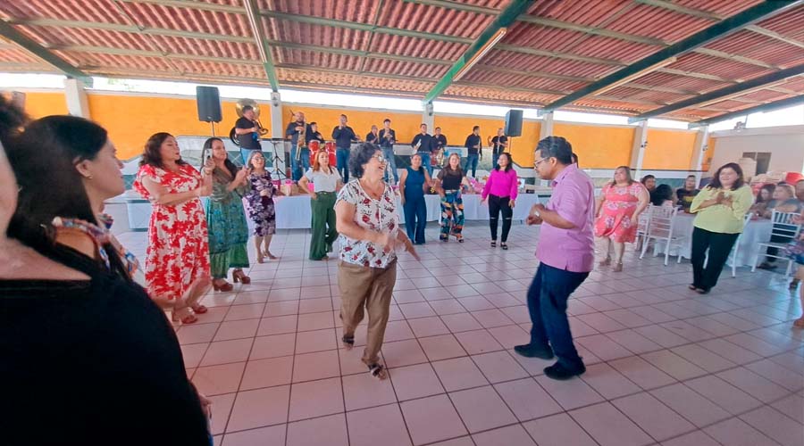 Con banda celebran a mamás de Los Mochis