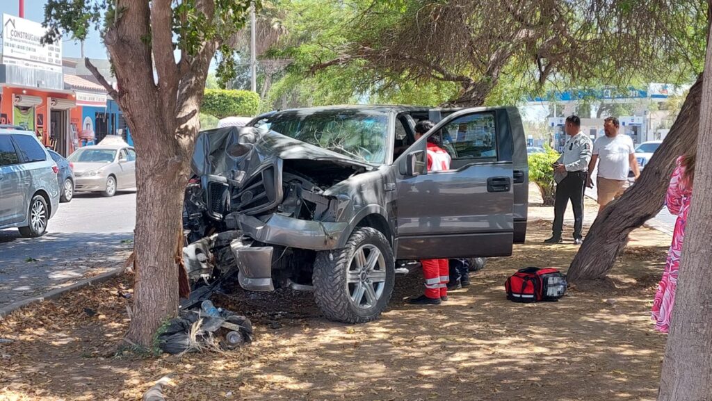 Conductor de camioneta se impacta contra un árbol por el bulevar Pedro Anaya en Los Mochis
