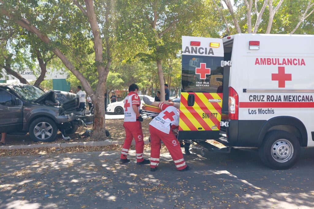 Conductor de camioneta se impacta contra un árbol por el bulevar Pedro Anaya en Los Mochis