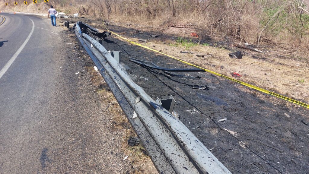 Conductor de tráiler con combustóleo muere tras un accidente por la carretera Mazatlán-Durango