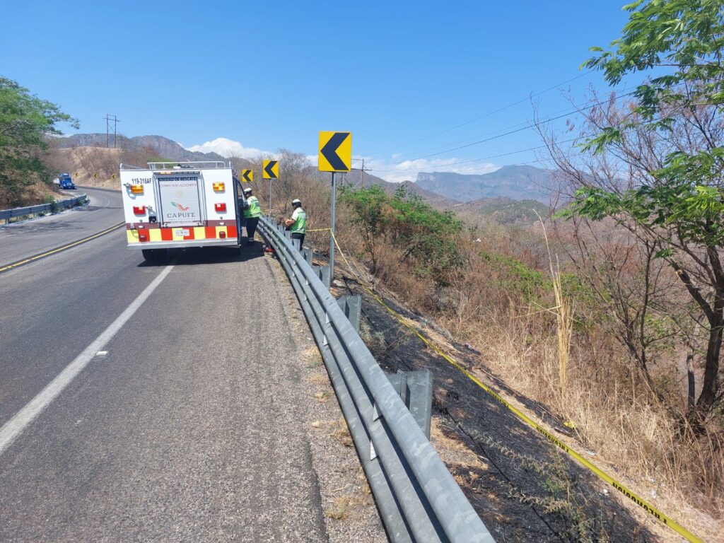 Conductor de tráiler con combustóleo muere tras un accidente por la carretera Mazatlán-Durango