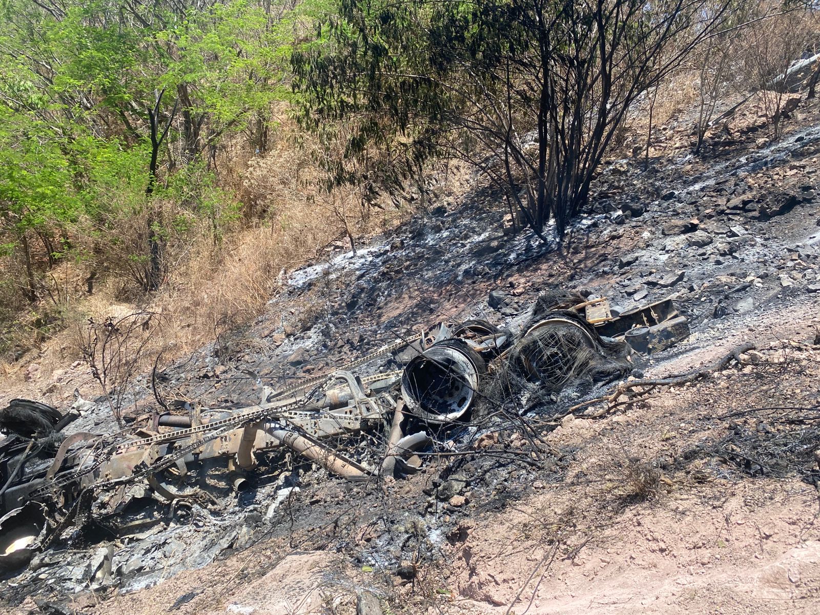 Conductor de tráiler con combustóleo muere tras un accidente por la carretera Mazatlán-Durango
