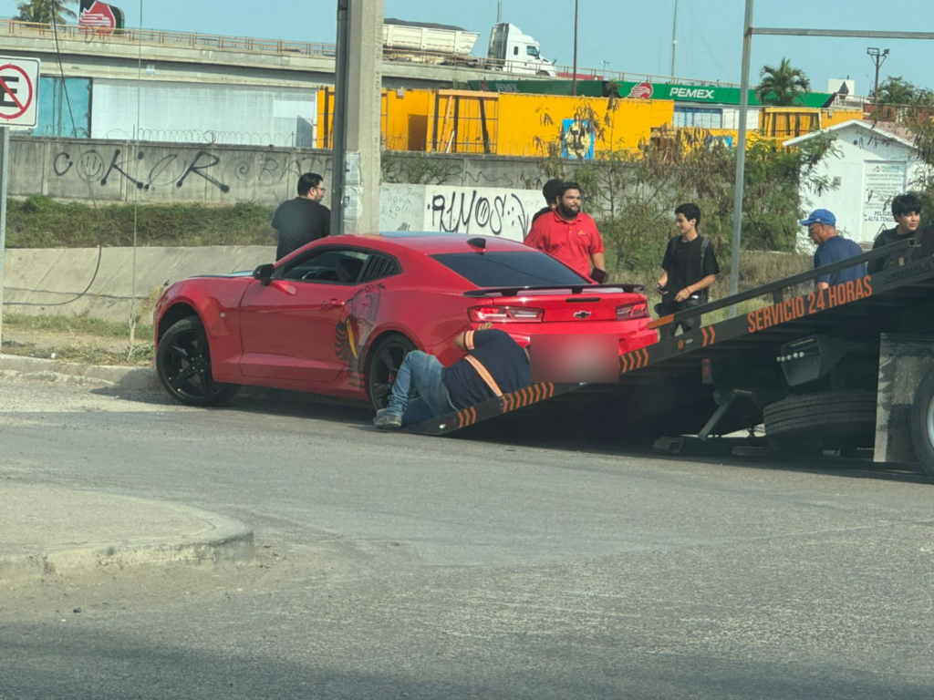 Conductor pierde el control e impacta su Camaro rojo en un poste en Mazatlán