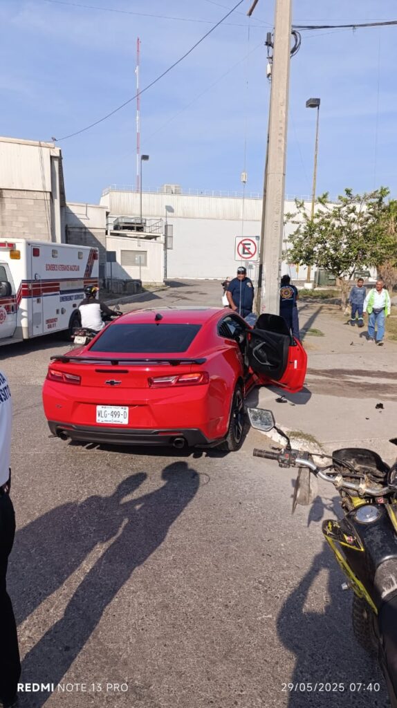 Conductor pierde el control e impacta su Camaro rojo en un poste en Mazatlán
