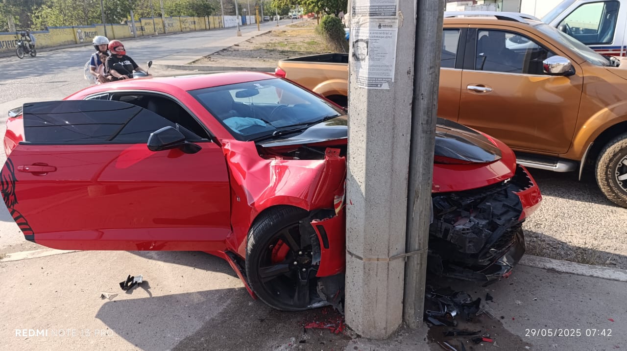 Conductor pierde el control e impacta su Camaro rojo en un poste en Mazatlán