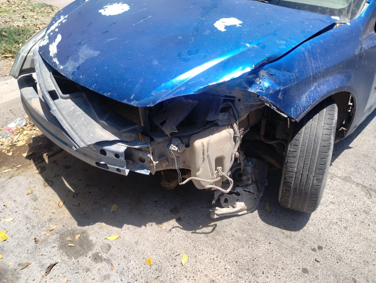 Conductor presuntamente no hace alto y choca con un vehículo de aplicación en Los Mochis