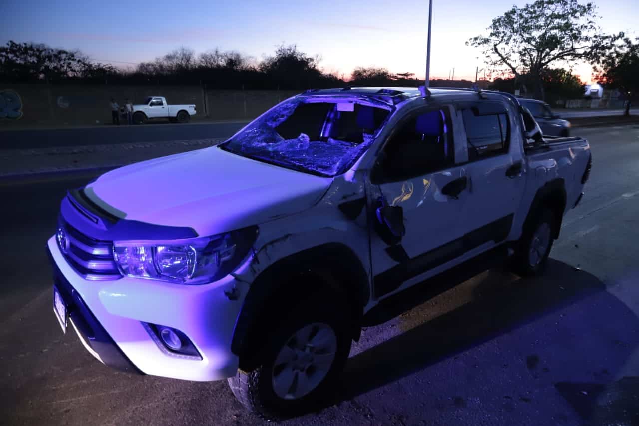 Conductor termina ileso tras volcadura por la Libramiento Colosio, en Mazatlán