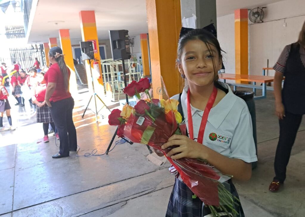 Danna Paulina Rendón Valenzuela en su homenaje celebrado con batucada.