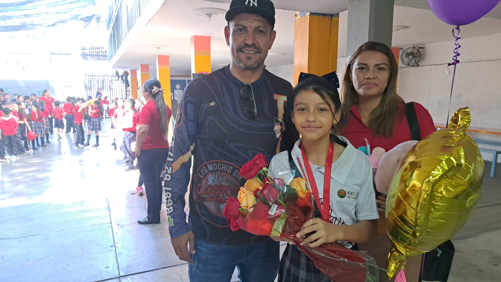 Danna Paulina Rendón Valenzuela acompañada de sus padres Álvaro César Rendón y Paulina Valenzuela.