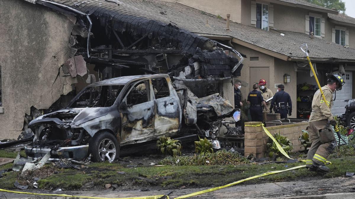 VIDEO: Desplome de avioneta en zona residencial de San Diego, California, deja al menos 2 muertos