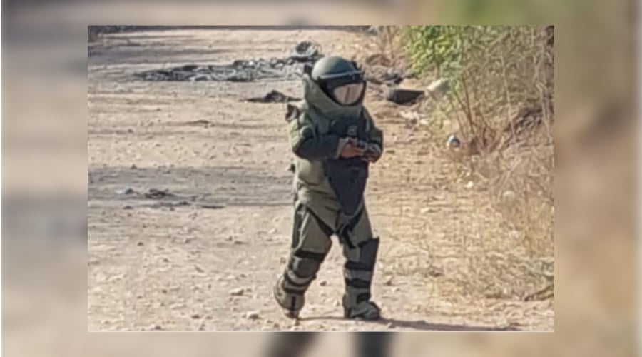 Personal militar con un traje especial para la destrucción de artefactos explosivos.