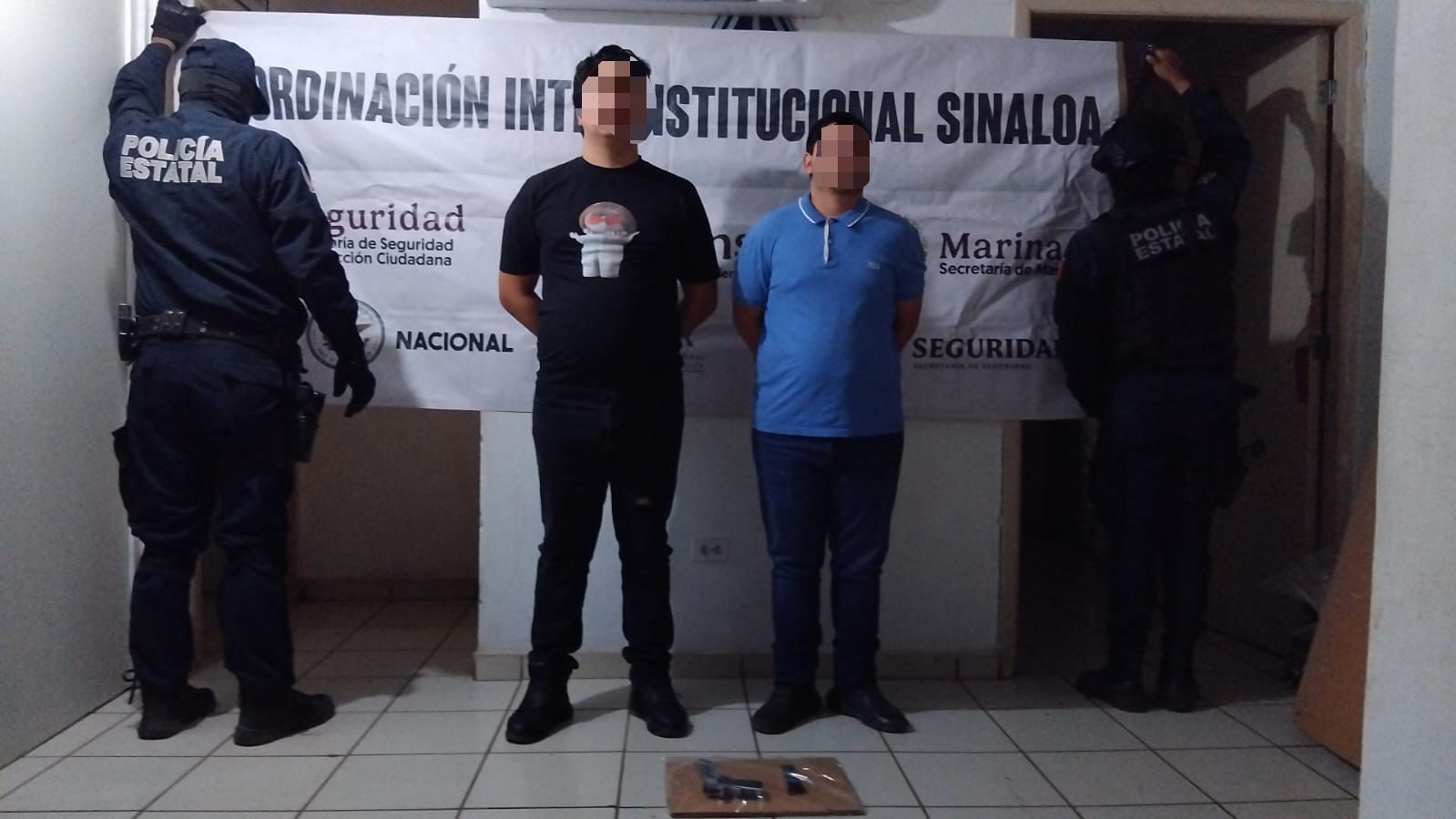 Hombres detenidos con un arma de fuego.
