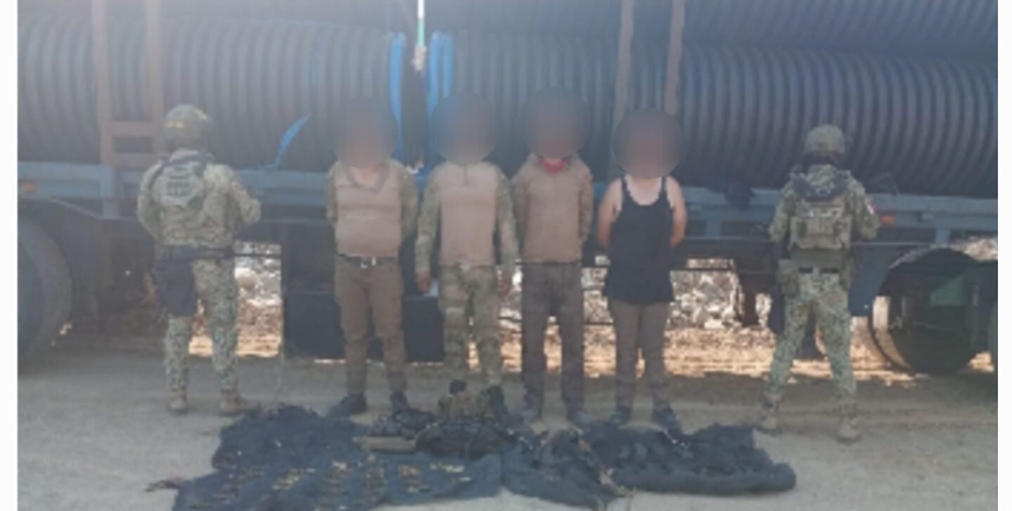 Detienen a cuatro civiles en poder de armas, cargadores, cartuchos y equipo táctico en Rosario