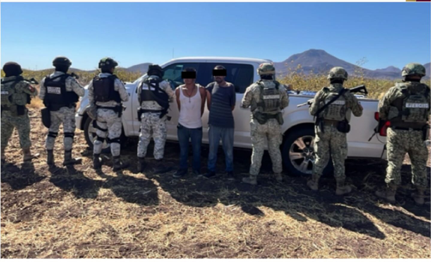 Detienen a dos civiles, un vehículo, y bidones con sustancias químicas, en Navolato
