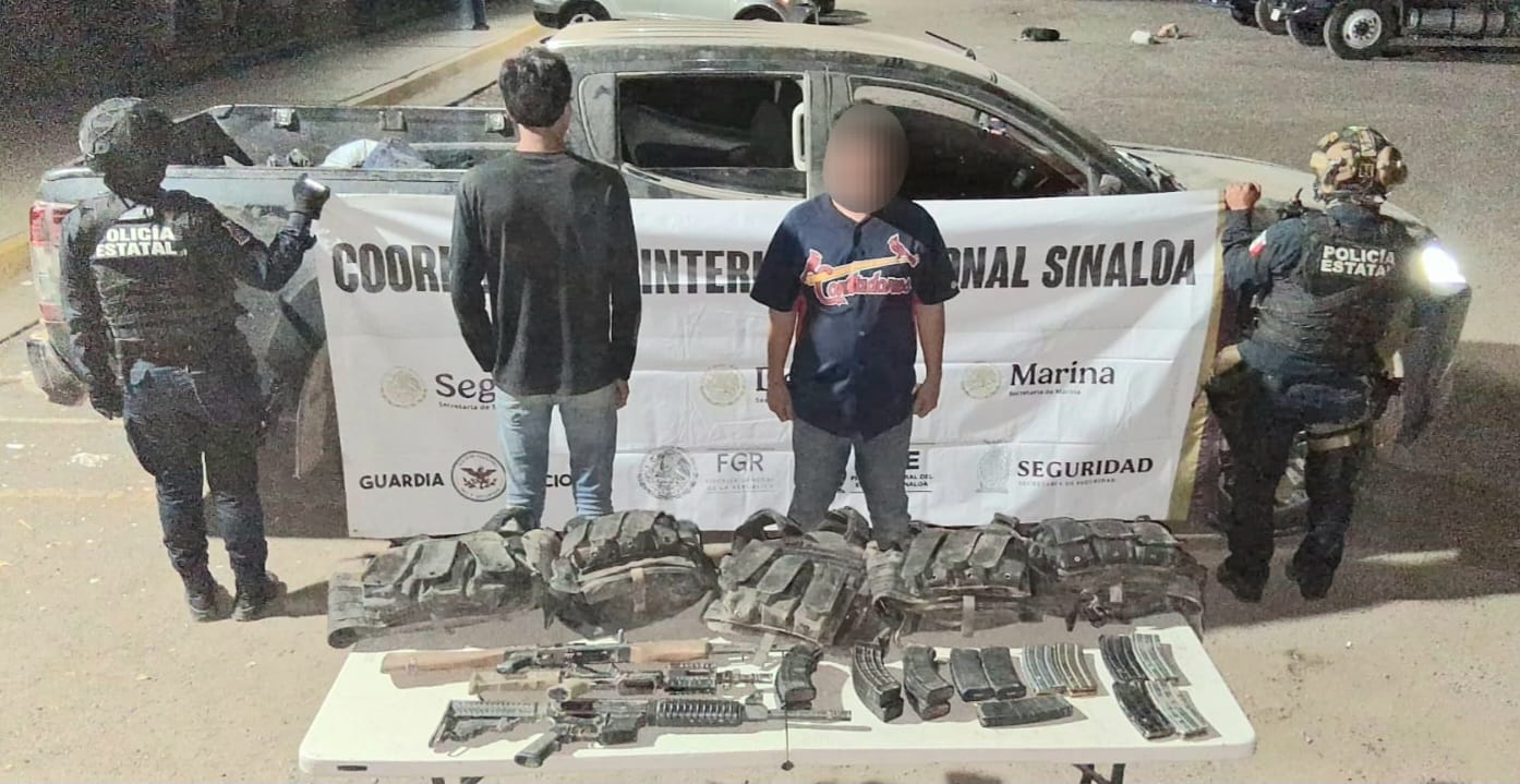 Detienen a dos personas y aseguran vehículos, armas, municiones y equipo táctico en Navolato