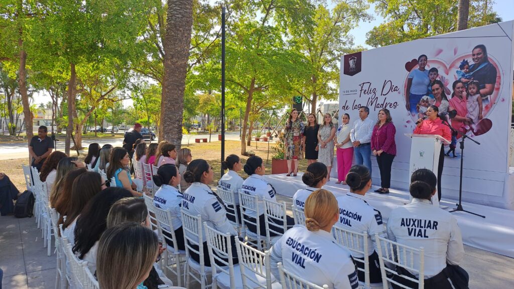 Celebración del Día de las Madres en el monumento a la Madre en Los Mochis.