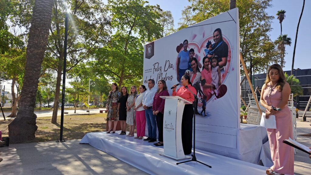 Celebración del Día de las Madres en el monumento a la Madre en Los Mochis.