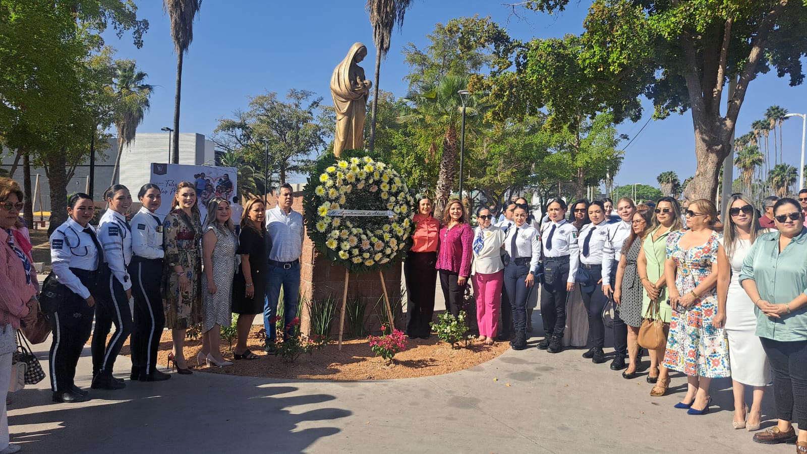 Celebración del Día de las Madres en el monumento a la Madre en Los Mochis.