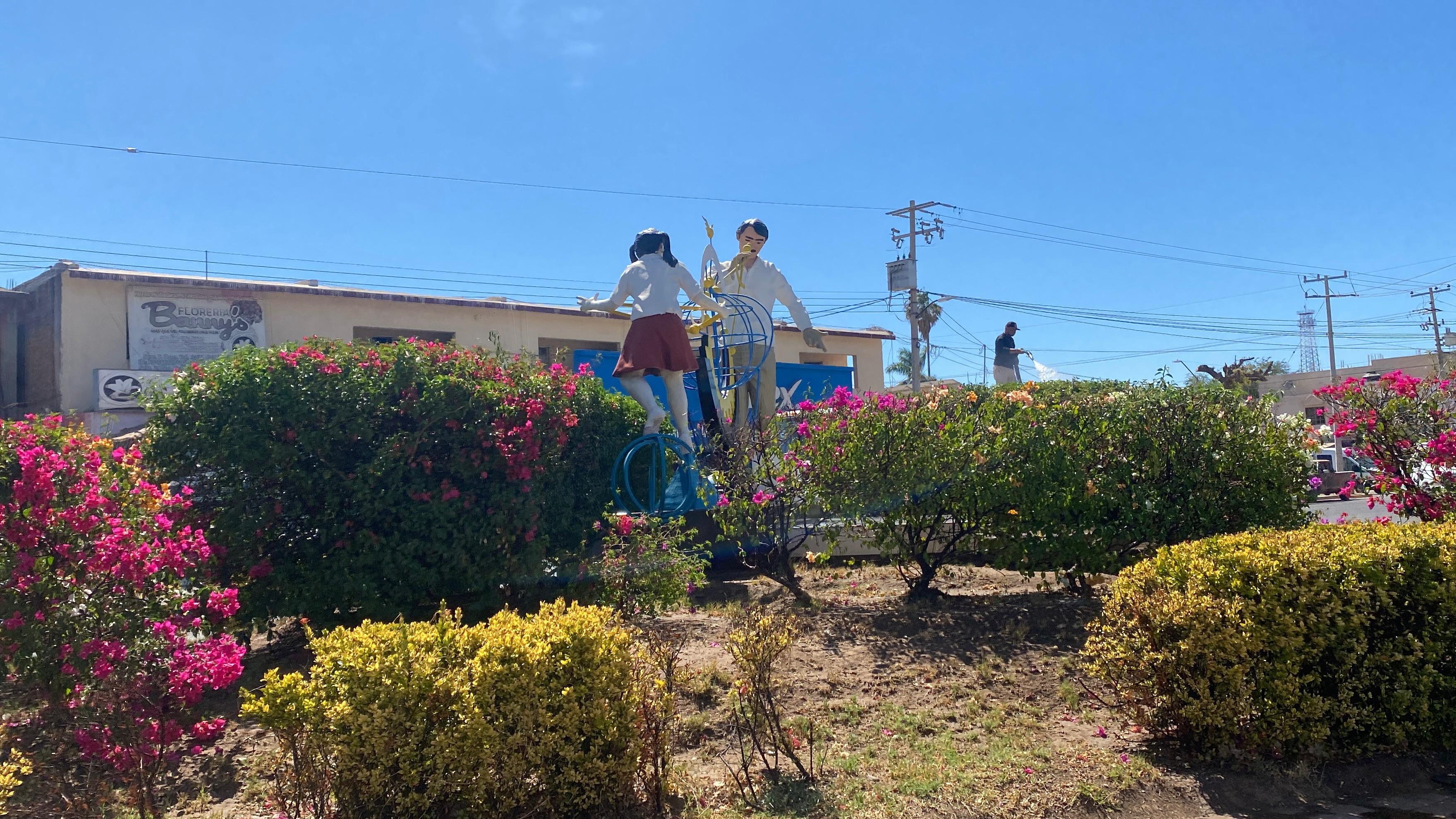 Monumento al maestro en Guasave
