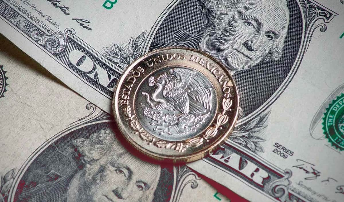 Dólares estadounidenses y una moneda de 10 pesos mexicanos.