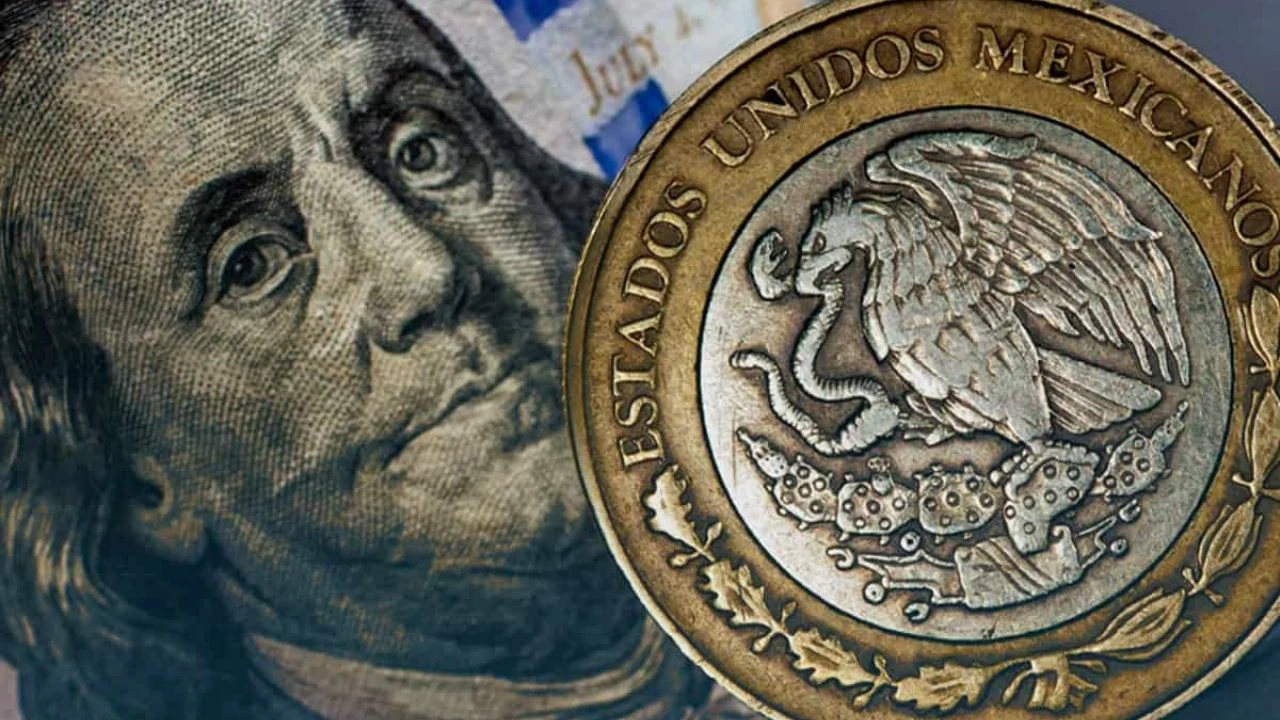 Dólar y moneda de 10 pesos mexicanos.