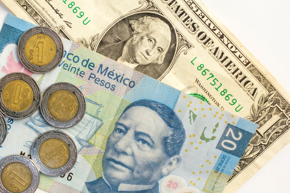 Dólar y pesos mexicanos.