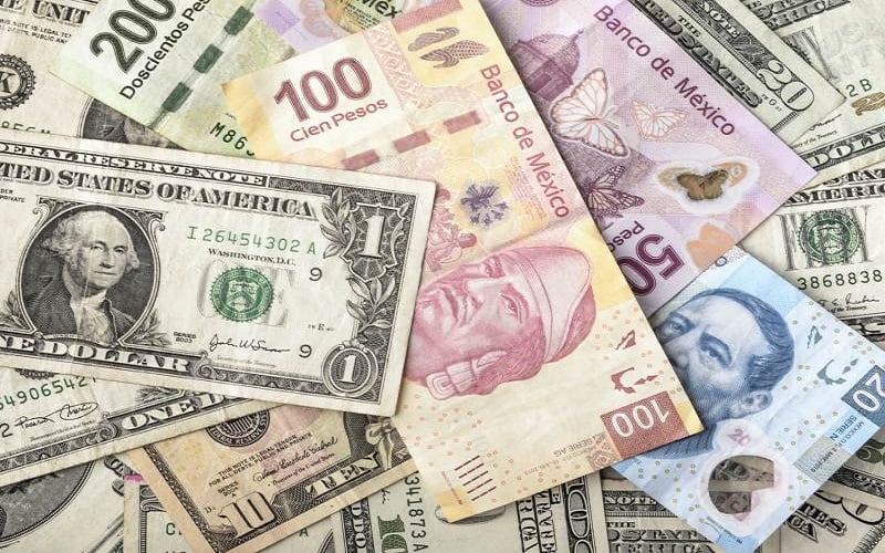 Billetes de dólares y pesos mexicanos.
