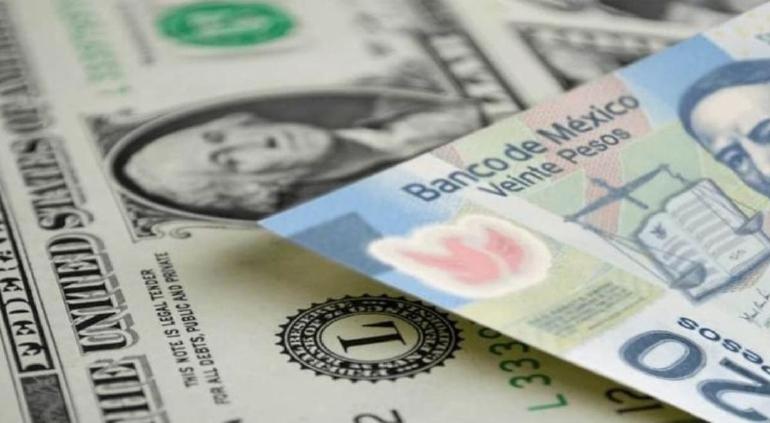 Billetes de dólar y peso mexicano.