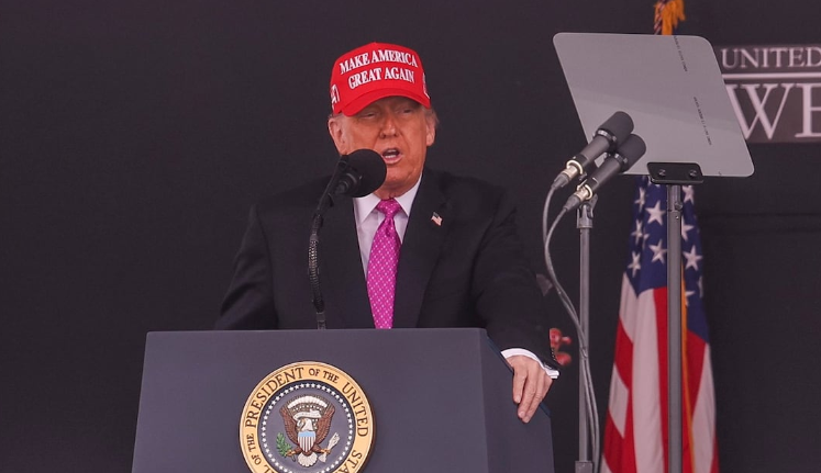 Trump arremete de nuevo contra políticas de género durante discurso en West Point