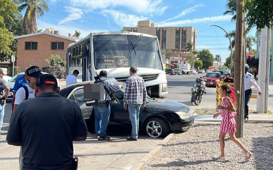 Dos adultos y tres menores resultan lesionados tras un accidente en Los Mochis