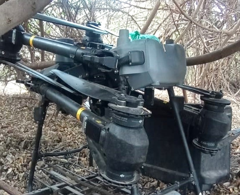 Dron equipado que fue asegurado en Siqueros, Mazatlán.