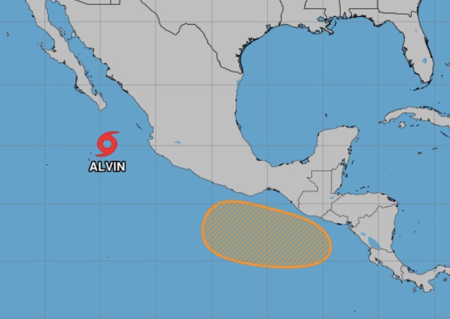 En color naranja, la perturbación tropical de la que pudiera nacer la tormenta Bárbara la próxima semana, NHC