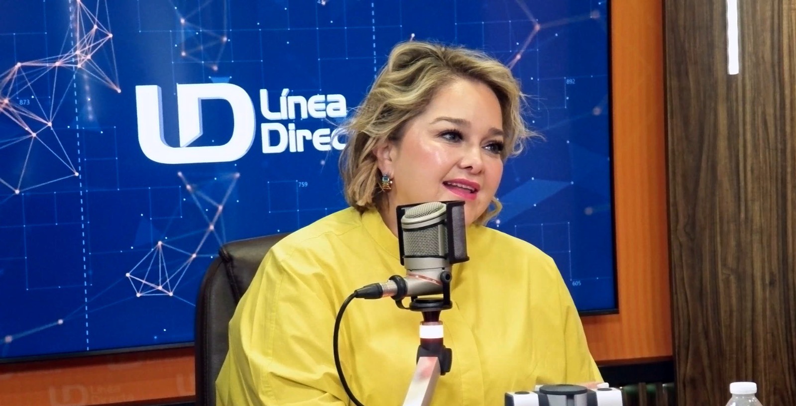 Eneyda Rocha Ruiz, presidenta del Sistema DIF Sinaloa, en el estudio de Línea Directa.